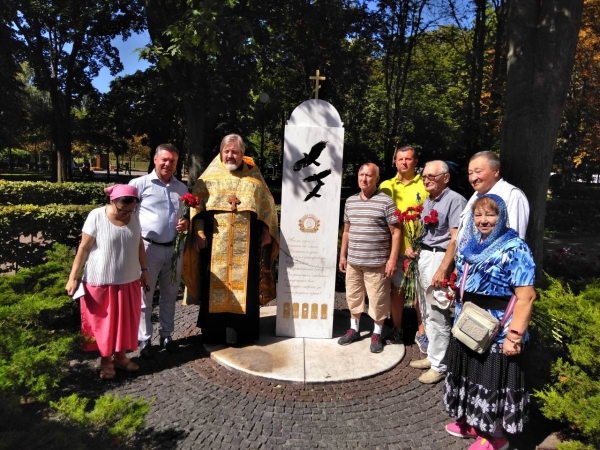 Покладання квітів та молитва в день створення суворовських військових училищ