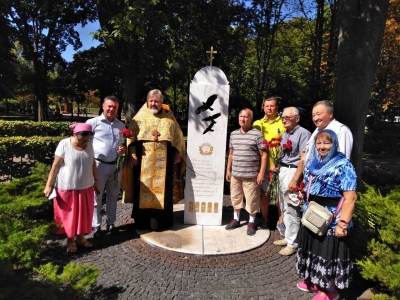 Покладання квітів та молитва в день створення суворовських військових училищ